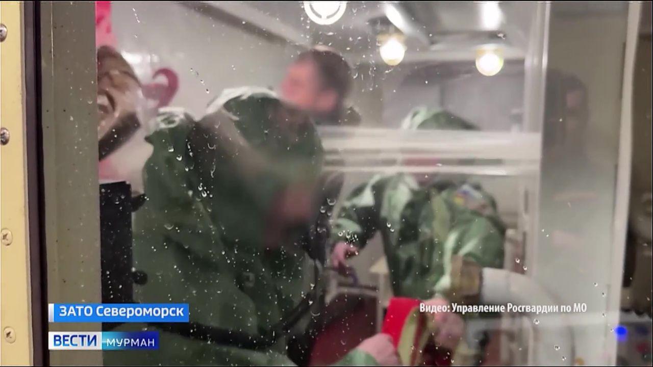 Сотрудники Росгвардии тренировались устранять аварии на судах в Североморске