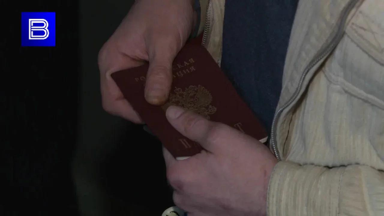 Житель Кольского района порвал паспорт своей возлюбленной после ссоры 