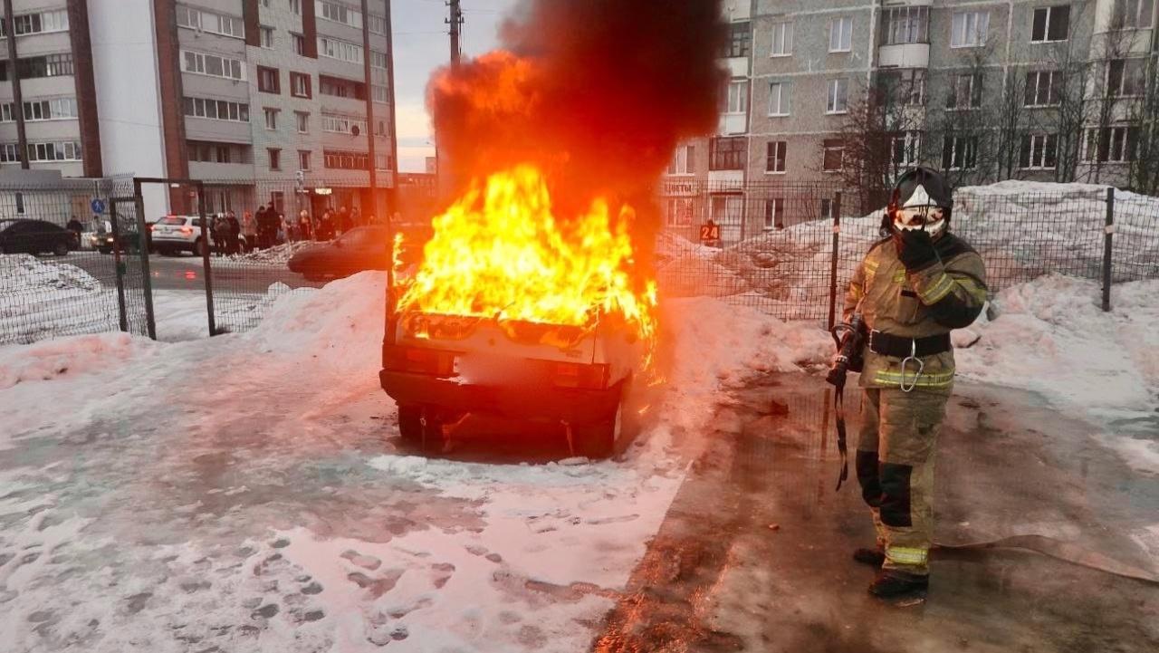 В Мончегорске сгорел ВАЗ-2109