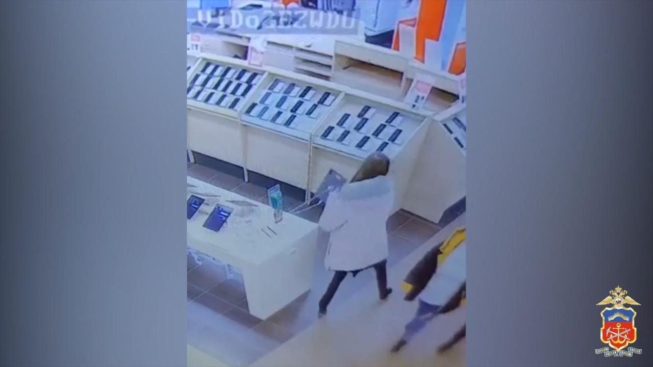 Украла, разбила и выбросила в окно: жительница Апатитов похитила дорогостоящий гаджет из магазина цифровой техники