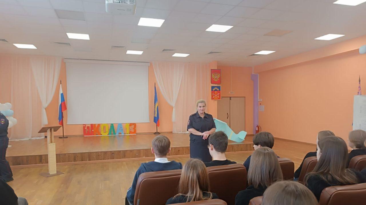 В Мурманске полицейские и общественники рассказали школьникам, зачем нужно соблюдать законы