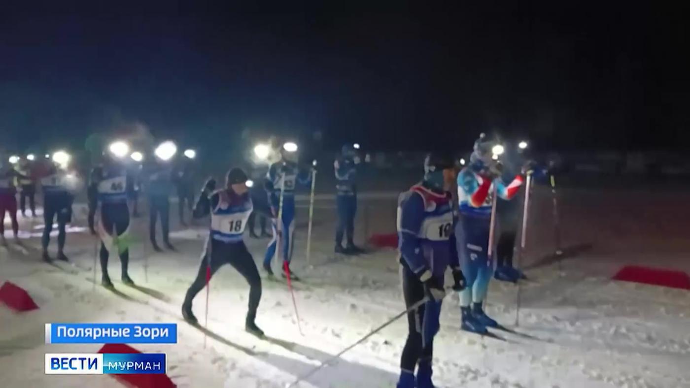 Жители Полярных Зорь отправились в лунную гонку на лыжах