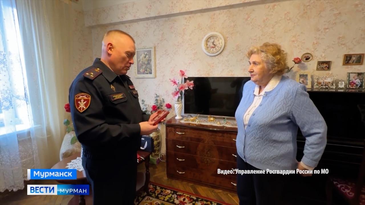 Начальник Управления Росгвардии по Мурманской области вручил блокаднице Нине Карловне Ткаченко медаль &quot;80 лет Победы&quot;