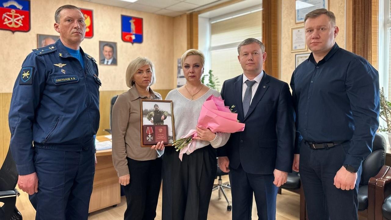 Супруге участника СВО из Мончегорска Олега Сальникова передали орден Мужества