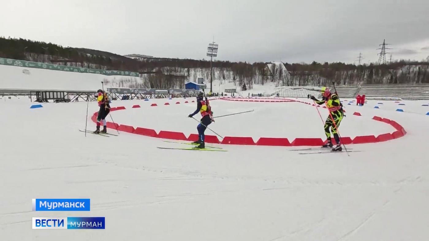 Спортсмены боролись за победу в спринтерской гонке по биатлону 90-го Праздника Севера в Мурманске