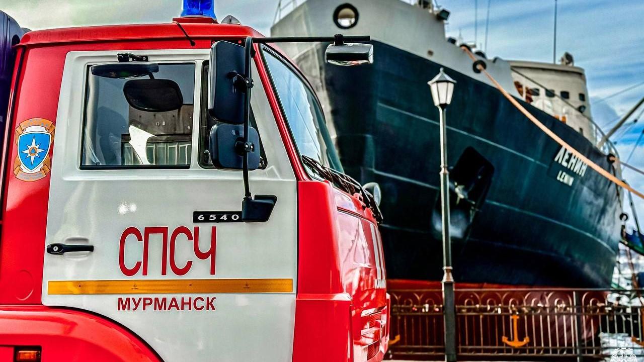 Показательное учение МЧС провели на ледоколе в Мурманске