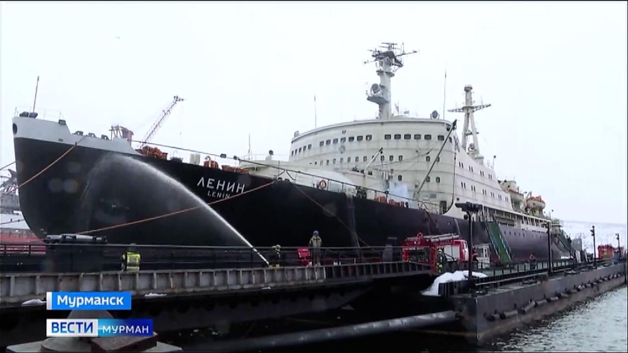 Спасение "Ленина": во время учений пожарные с земли и воды тушили легендарный мурманский ледокол