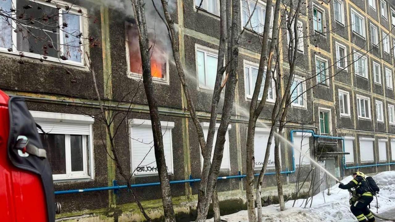 В Мурманске на Кирова горела жилая пятиэтажка 
