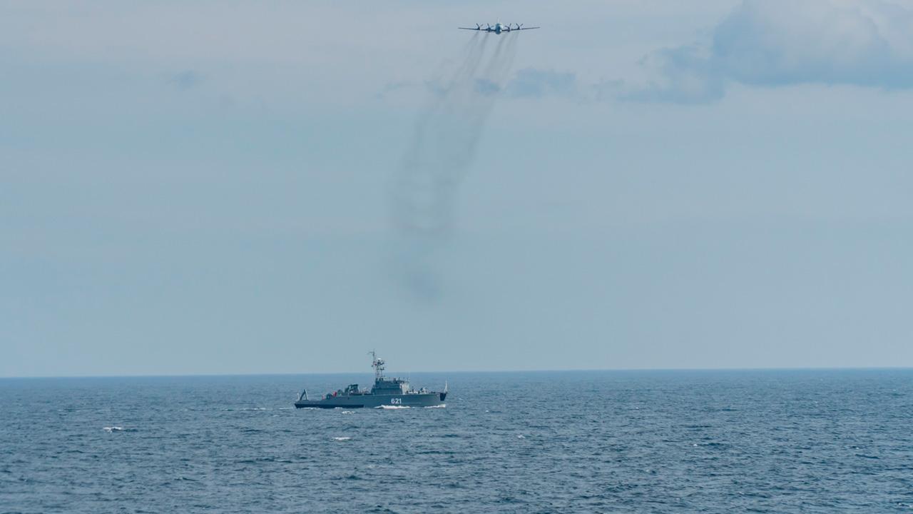 Минно-тральные корабли Северного флота обеспечили выход подлодки из пункта базирования