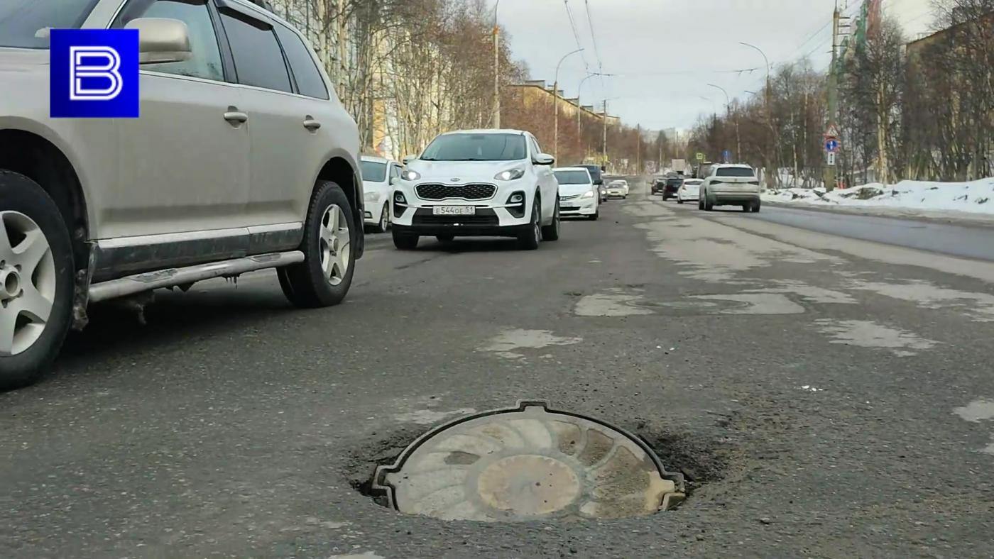 Люк-капкан стал помехой для транспорта в Мурманске на Полярных Зорях