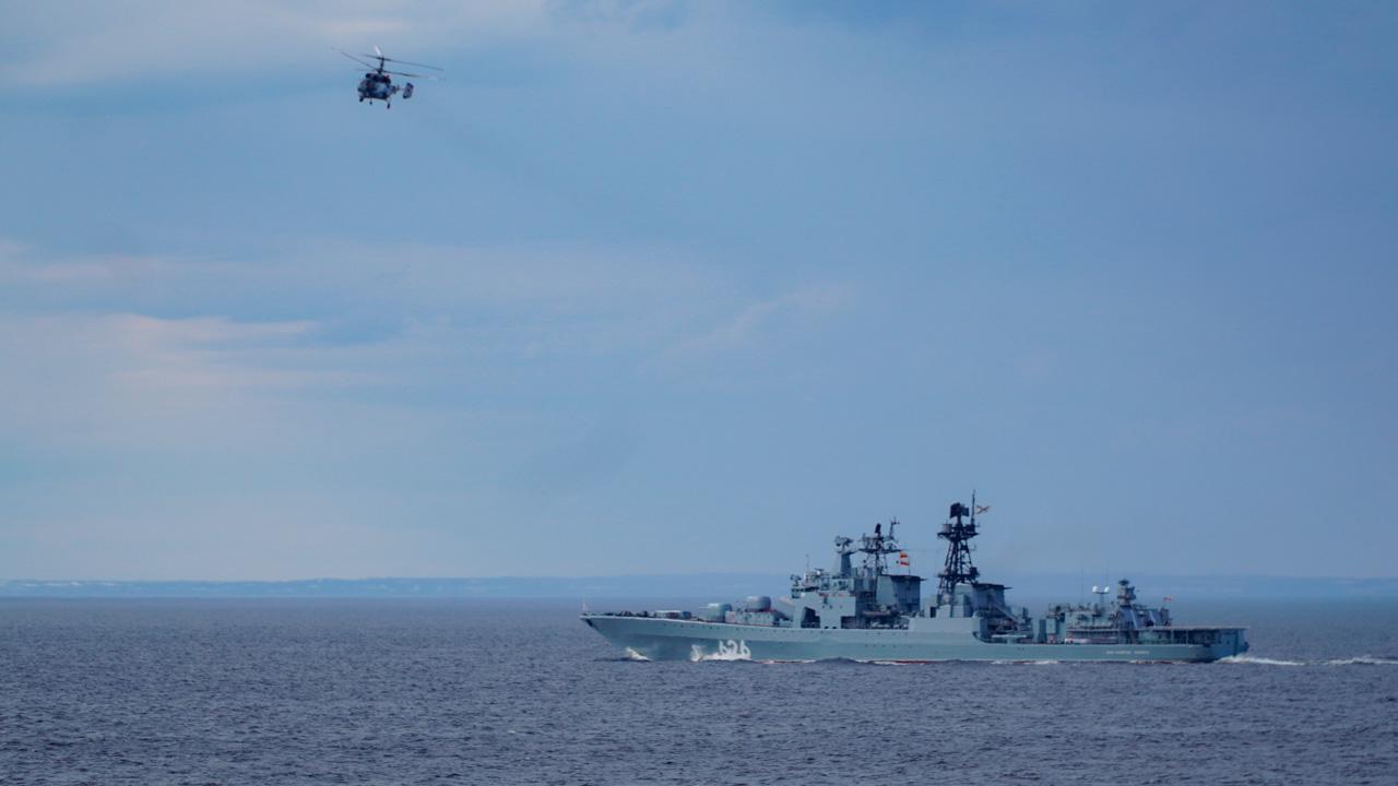 Вертолетчики Северного флота отработали посадки на палубу "Вице-адмирала Кулакова" в Баренцевом море