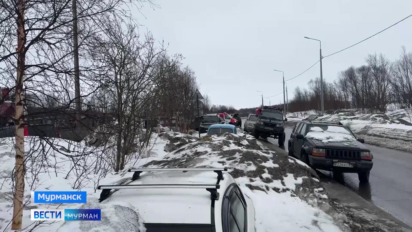 "Машину спасли, горело сильно": автовладельцы рассказали, как выкатывали минивэн из полыхающего гаража на Шевченко в Мурманске