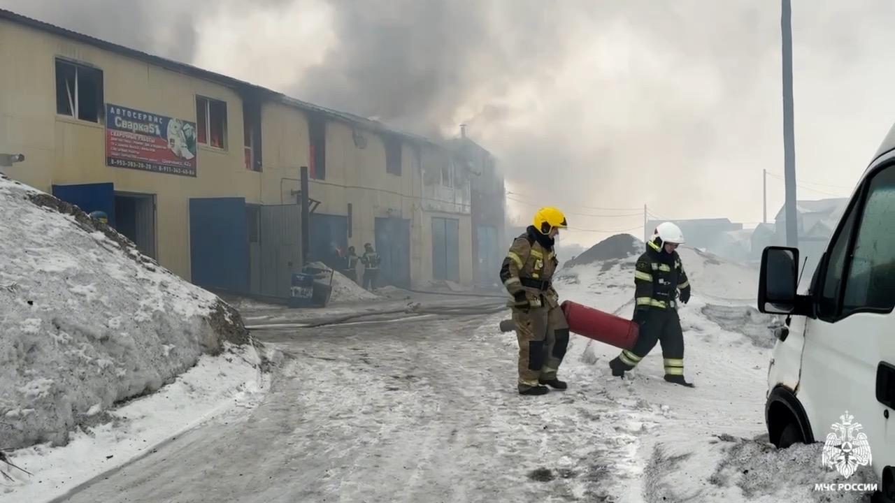 В гаражных боксах на Шевченко в Мурманске от огня пострадали 10 автомобилей