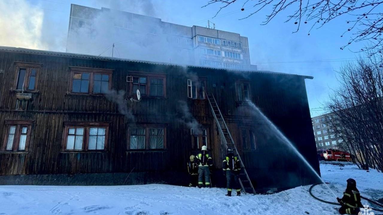 Из горящей деревяшки в Мурманске спасли человека