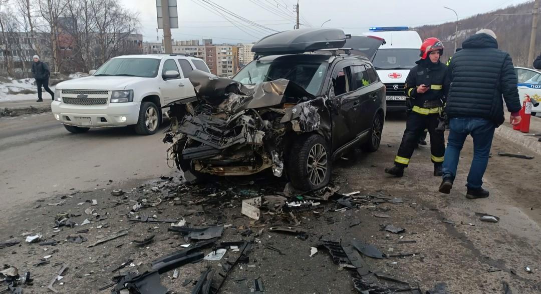 Один человек пострадал при столкновении шести автомобилей на Кольском проспекте в Мурманске