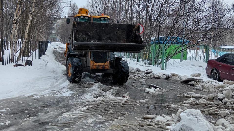 Залитую лужами дорогу до школы в Мурманске расчистили после вмешательства прокуратуры
