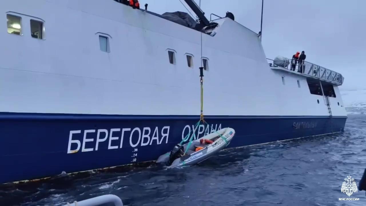 Пограничники спасли двух человек с потерявшей ход лодки Баренцевом море