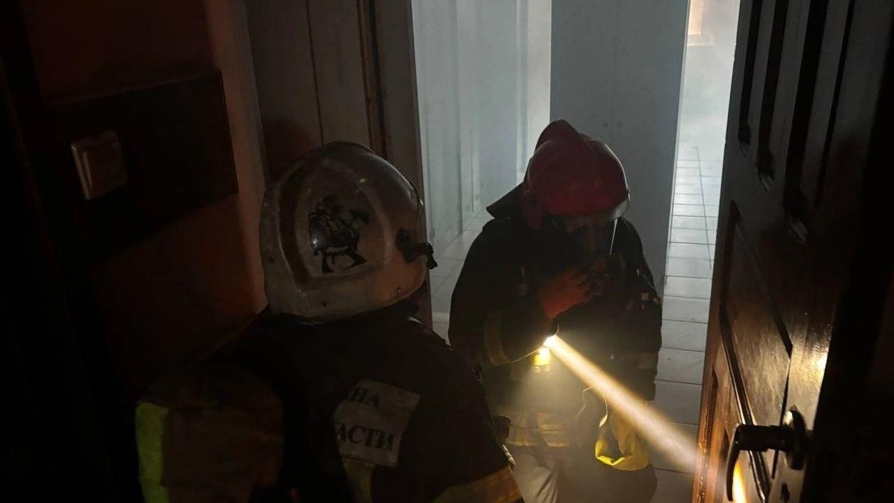 В Апатитах пожарные эвакуировали человека из задымленной квартиры