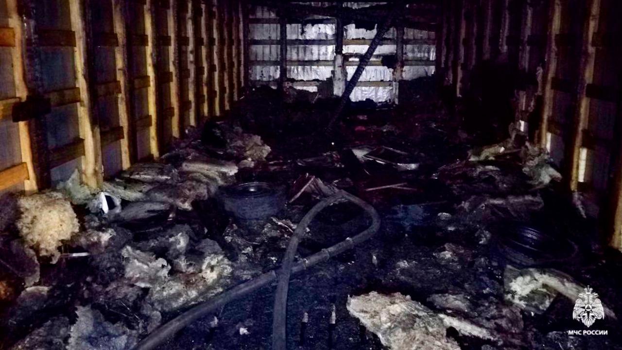 Пожар в гаражах на Шолохова в Мурманске тушили 16 огнеборцев