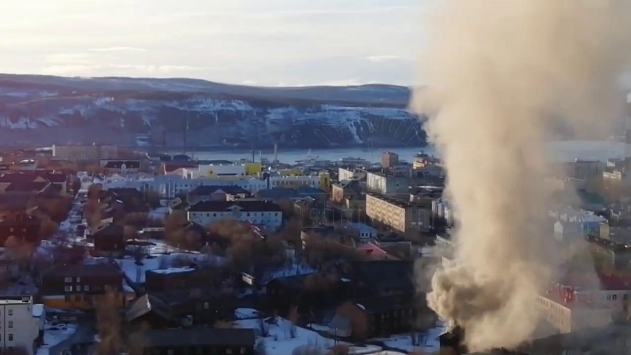 В Мурманске на Марата горит нежилой деревянный дом