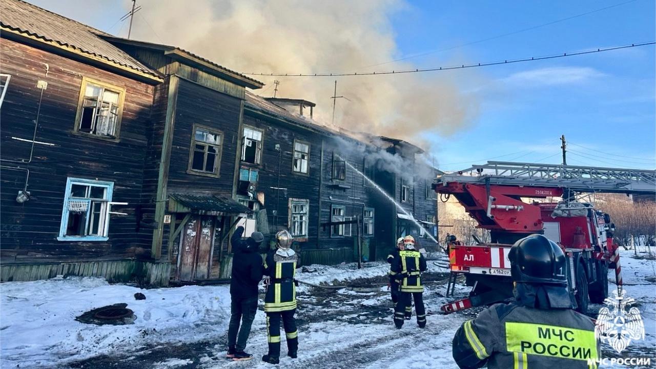 Кровля и второй этаж нежилого дома на Марата в Мурманске сгорели