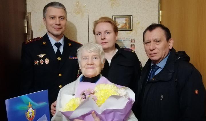 Полицейские и совет ветеранов УМВД РФ по Мурманской области поздравили Любовь Даниловну Ломовцеву с наступающим Днем Победы