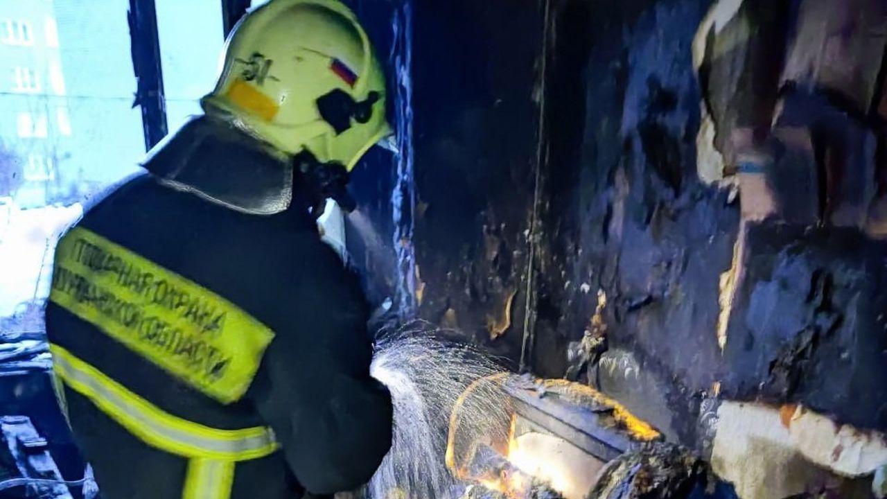 В Заполярном из пожара  в жилом доме спасли двух северян 