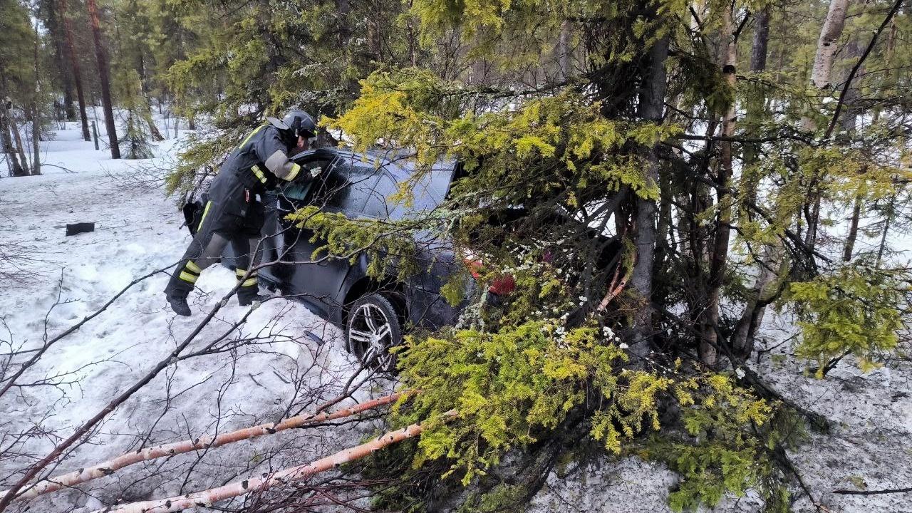 Пострадавшего в ДТП под Апатитами водителя BMW госпитализировали