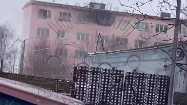 На пятом этаже дома по улице Победы в Коле горит квартира