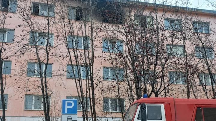 Двух человек госпитализировали во время ликвидации пожара в доме на улице Победы в Коле