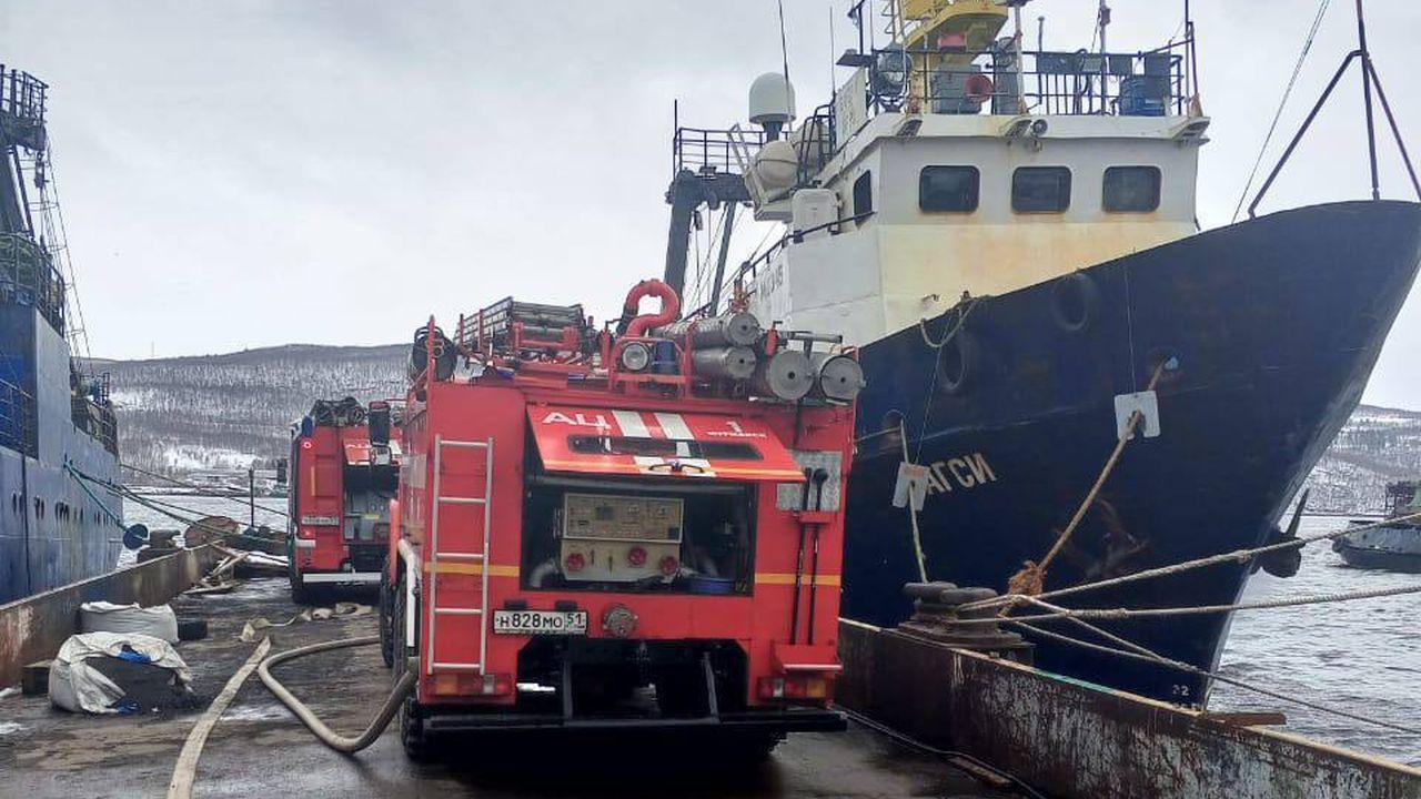 Прокуратура проверит обстоятельства пожара на рыболовном судне в Мурманске 