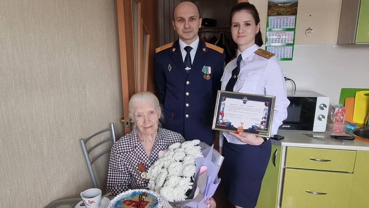 Мурманские следователи поздравили с Днем Победы ветерана Великой Отечественной войны Евдокию Михайловну Бороздину