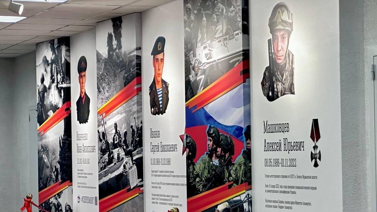 Муралы и Парты Героев украсили школы Мурманской области ко Дню Победы 