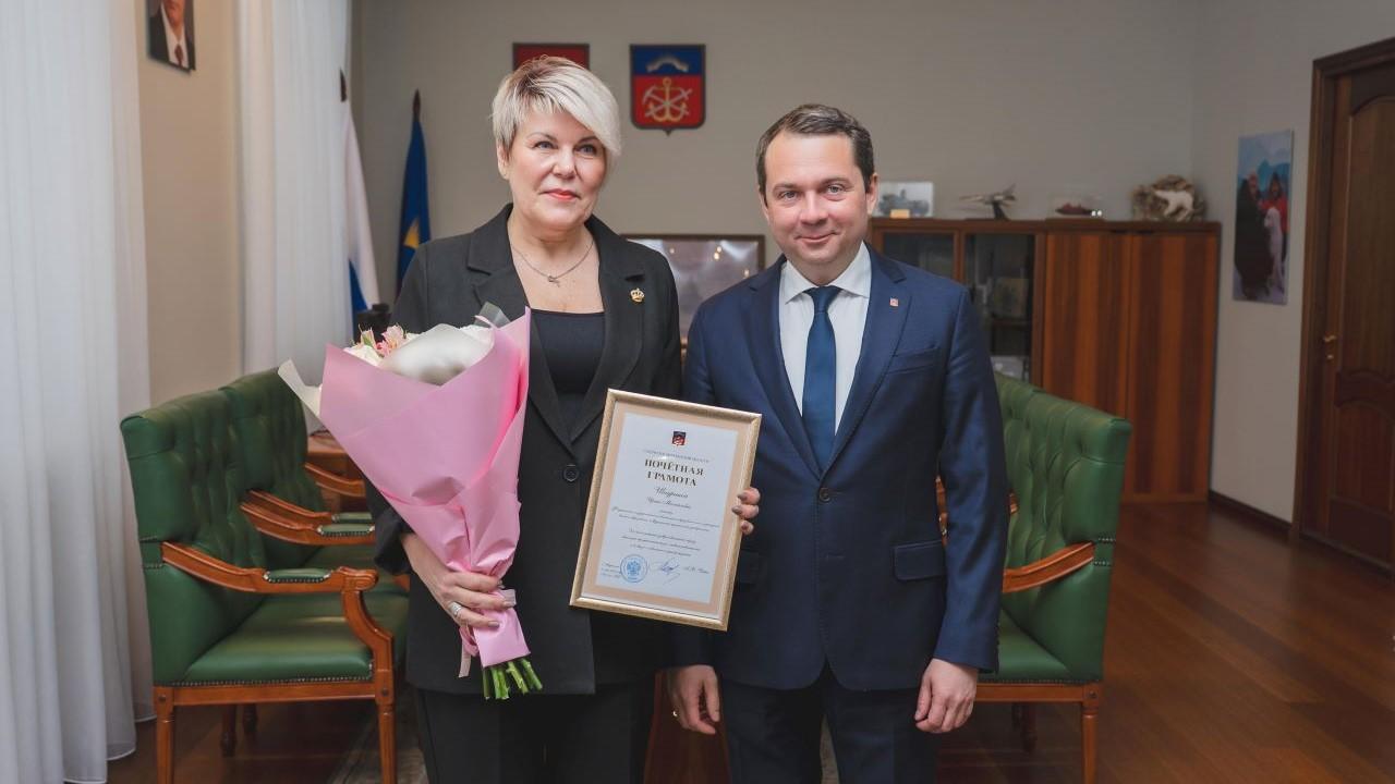 Андрей Чибис вручил почетную грамоту губернатора ректору МАУ Ирине Шадриной