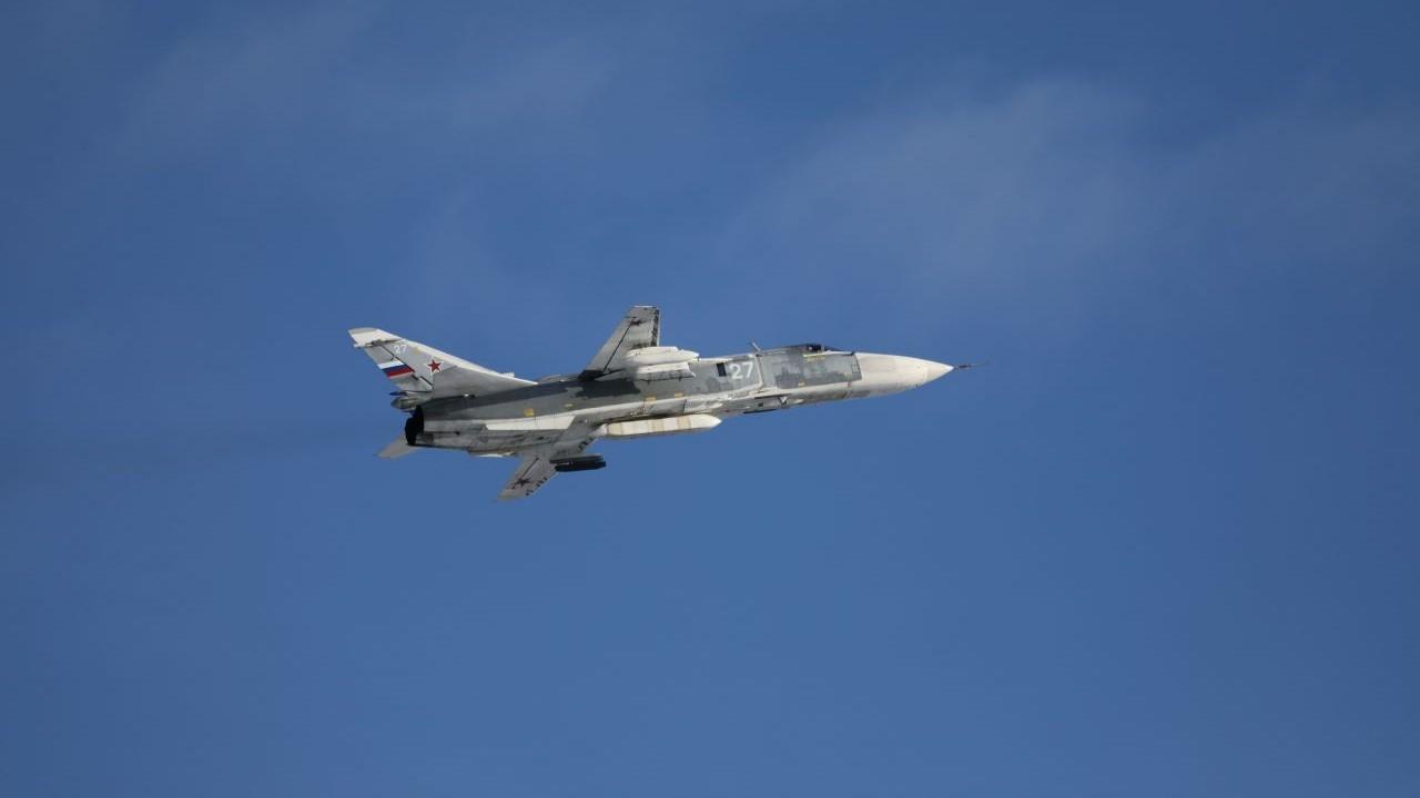 Экипажи самолетов Су-24МР Северного флота выполнили учебные полеты в Мурманской области