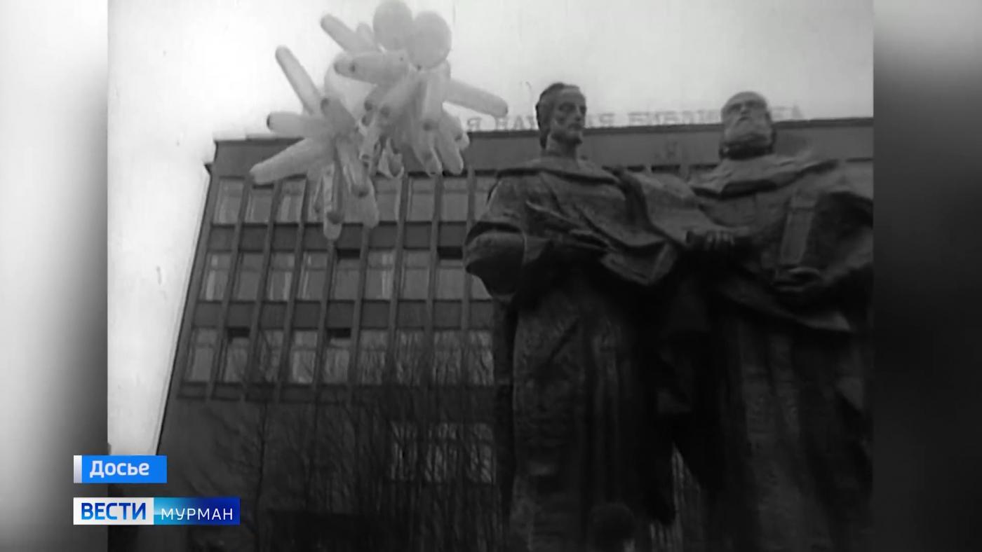 Со дня открытия памятника Кириллу и Мефодию в сквере у научной библиотеки в Мурманске прошло 35 лет