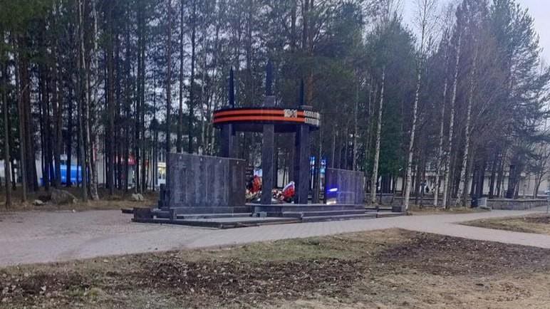 Водитель "Лексуса" наехал на Вечный огонь в Полярных Зорях