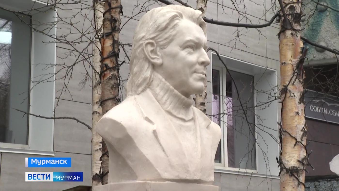 На Аллее писателей в Мурманске состоялось открытие бюста прозаику, поэту и журналисту Дмитрию Коржову