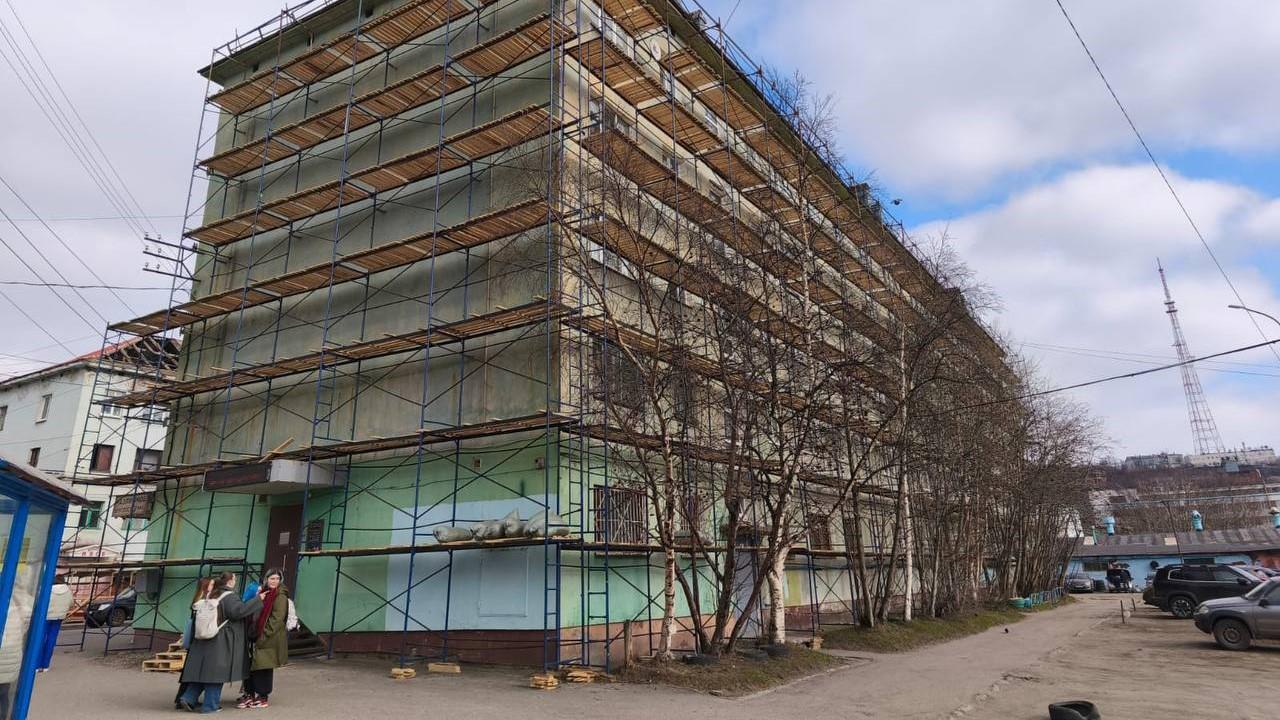 Капремонт фасадов стартовал на половине объектов в Мурманской области