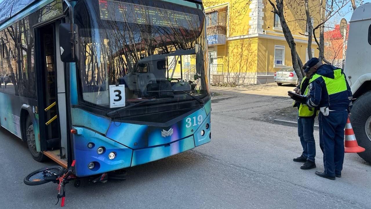Маленький велосипедист попал под колеса троллейбуса в Мурманске