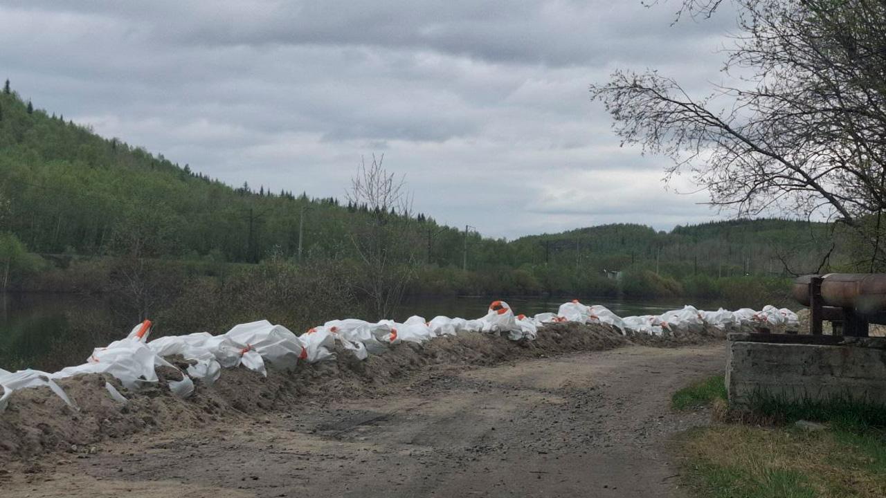 Уровень воды в реке Кола снизился до безопасного показателя