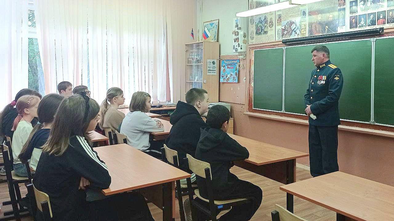 Участник СВО провел Урок мужества для юных мурманчан 
