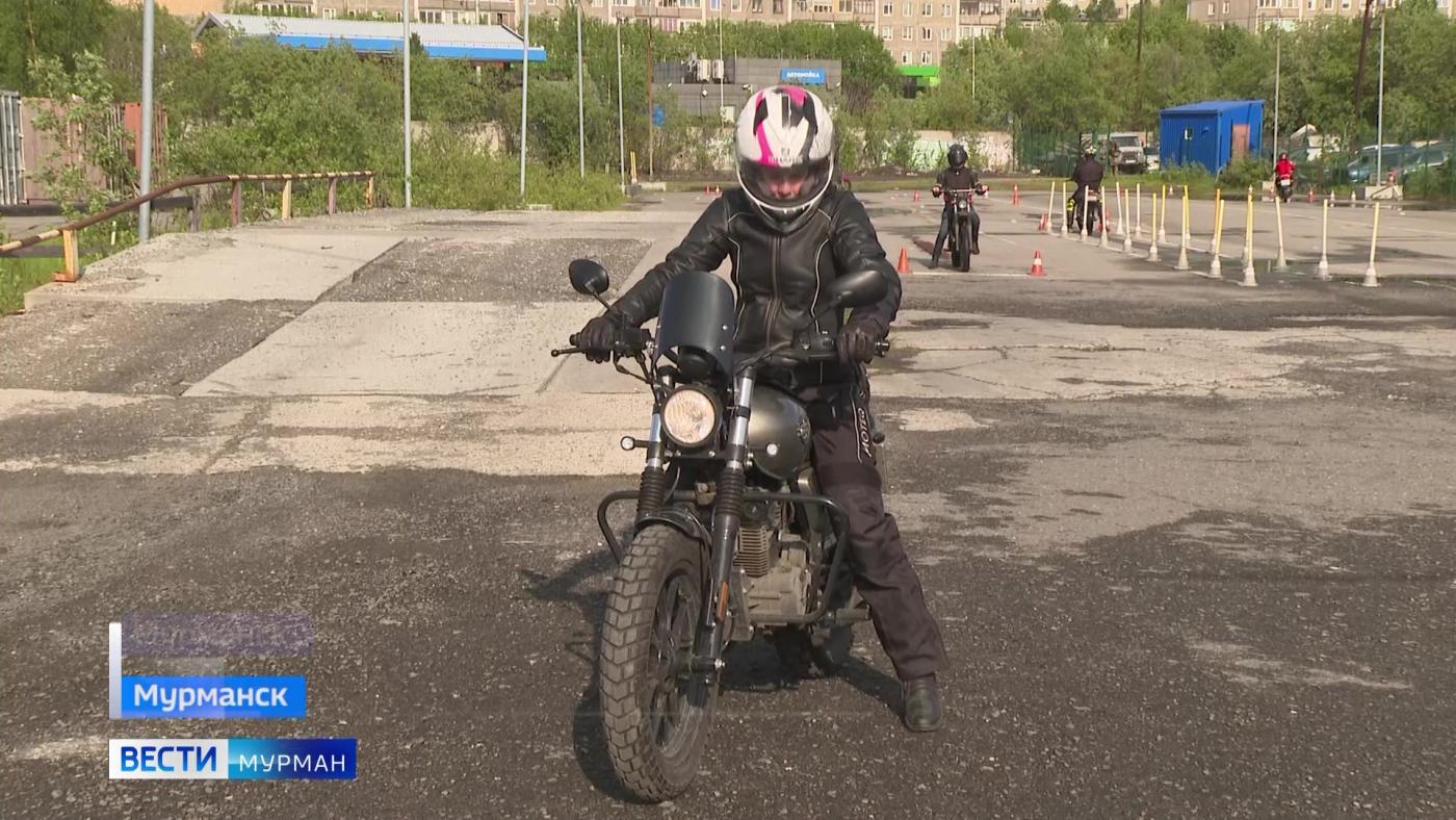 Мотосезон в Кольском Заполярье: новички тренируют &quot;змейку&quot; и &quot;восьмерку&quot;, а опытные байкеры вспоминают прошлое