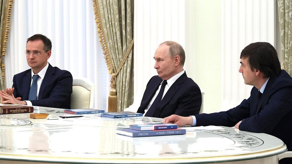 Путин поддержал идею сделать ЕГЭ по истории обязательным для абитуриентов-гуманитариев