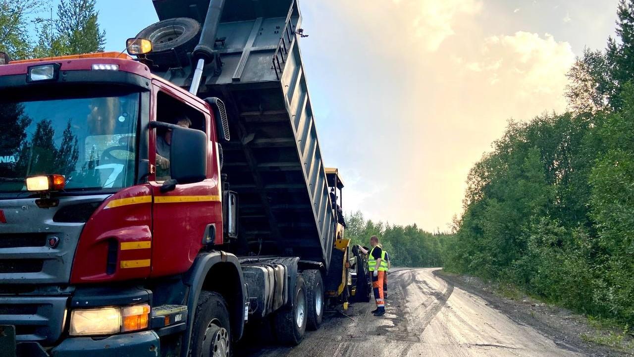 В Мончегорске ремонтируют участок дороги на Риж-Губу, в Заозерске кипят работы по программе реновации ЗАТО