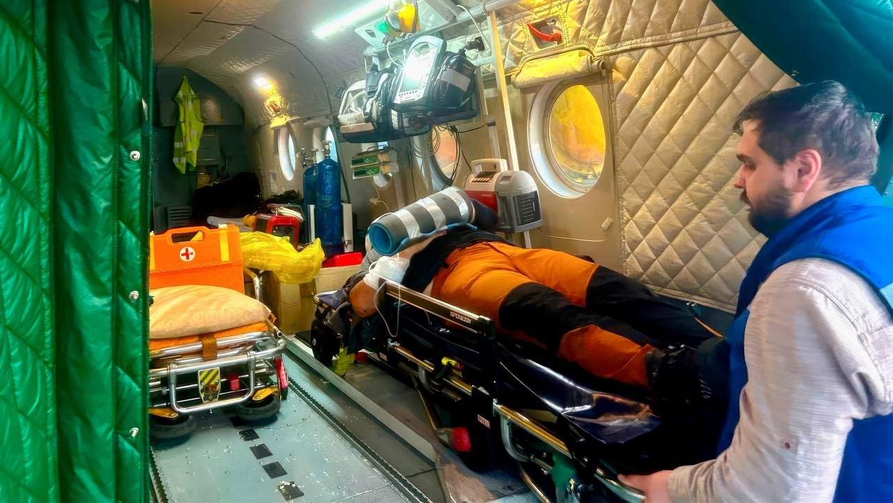 Медики спасли туриста после падения с пятиметровой высоты в Хибинах