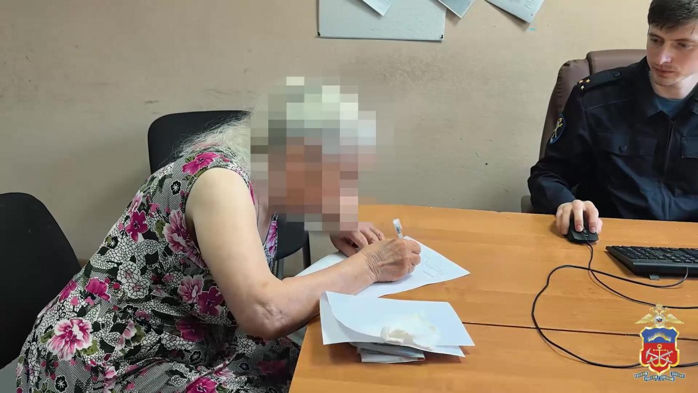 Полицейские вернули жительнице Кольского округа деньги, которые она передала посреднице мошенников
