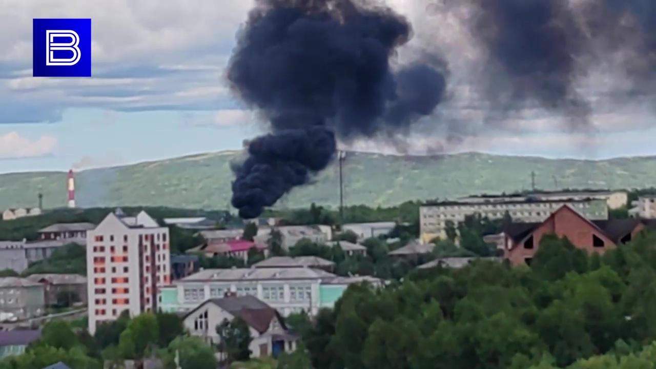 Черный дым клубится в районе Больничного городка в Мурманске