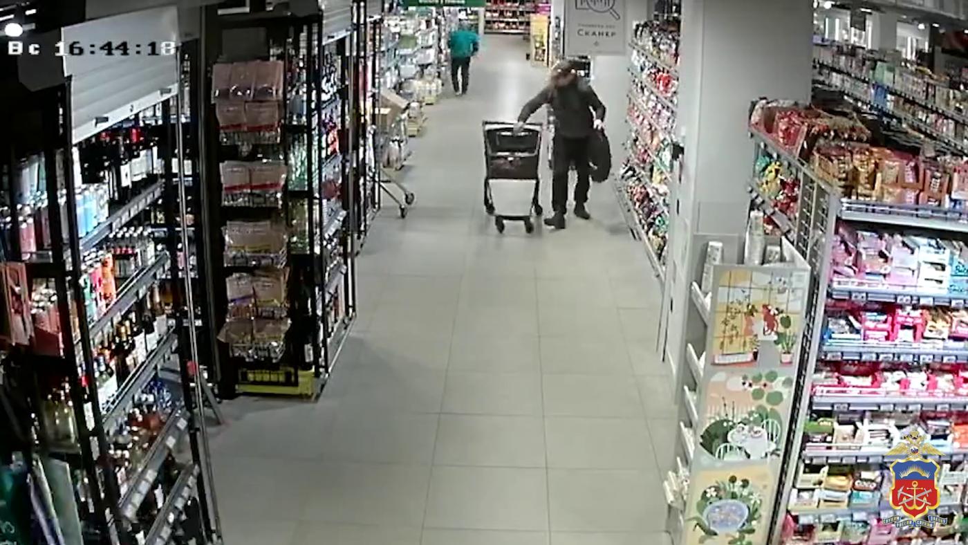 В Мурманске задержали рецидивиста за кражу алкоголя из супермаркета
