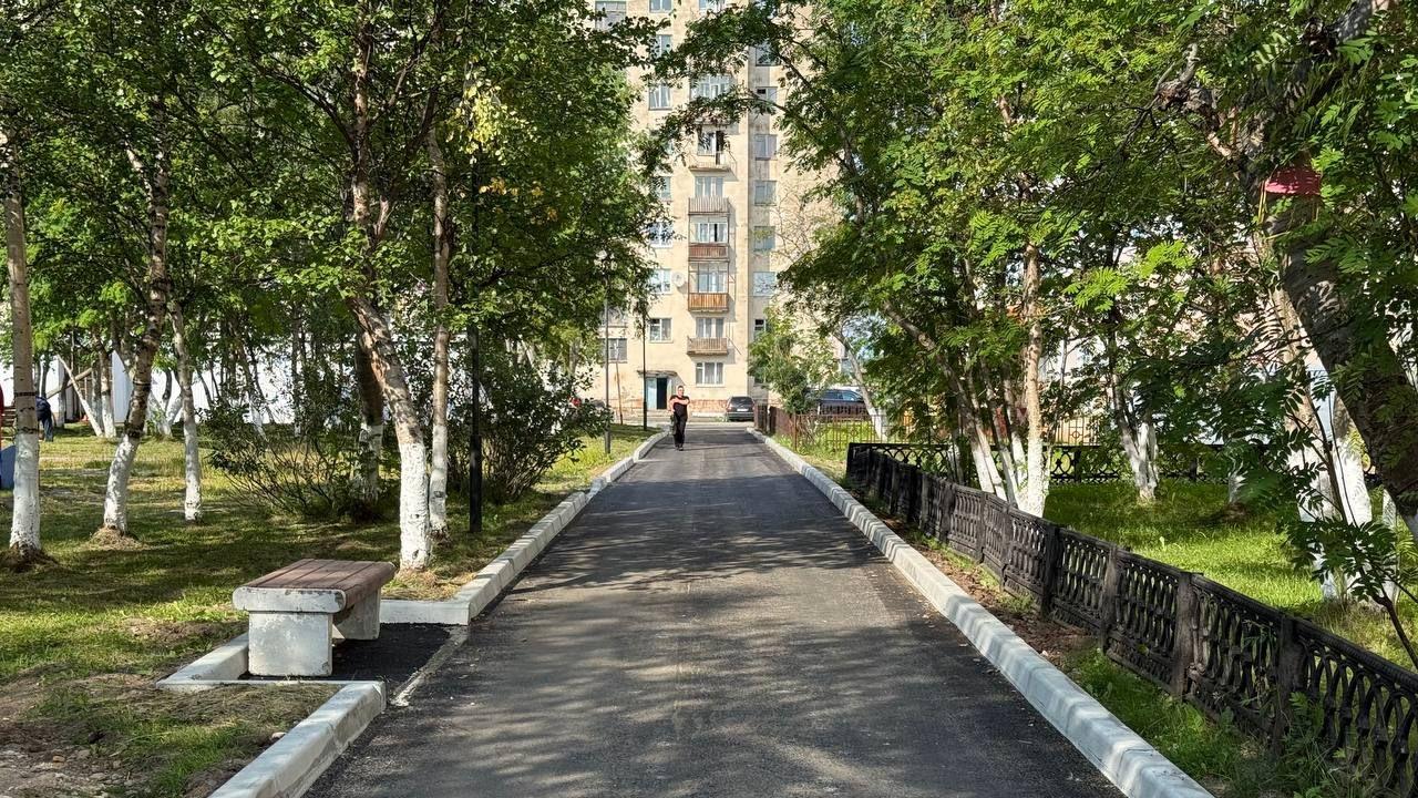 Новый асфальт и тротуары: в Заозерске и Гаджиево продолжается дорожная кампания